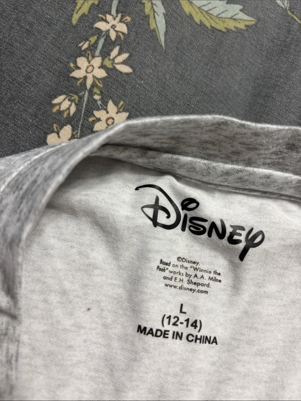 Women’s Disney Winnie the Pooh Gray and Pink Heart Pajama Set Size Large - Picture 6 of 6